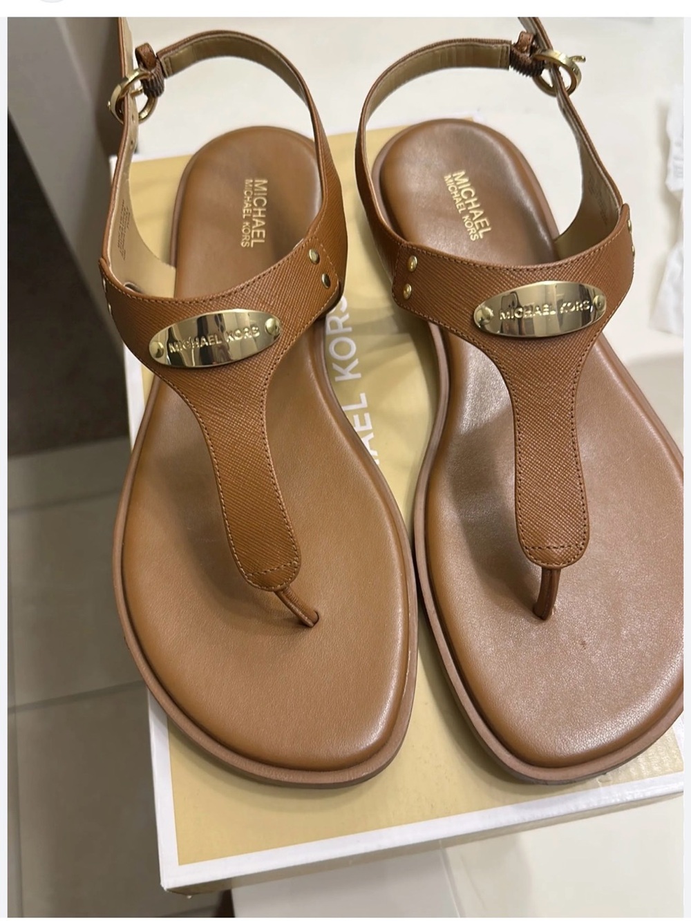 Michael Kors Women’s T-Strap Thong Sandals Size 8M luggage Gold Logo Hardware